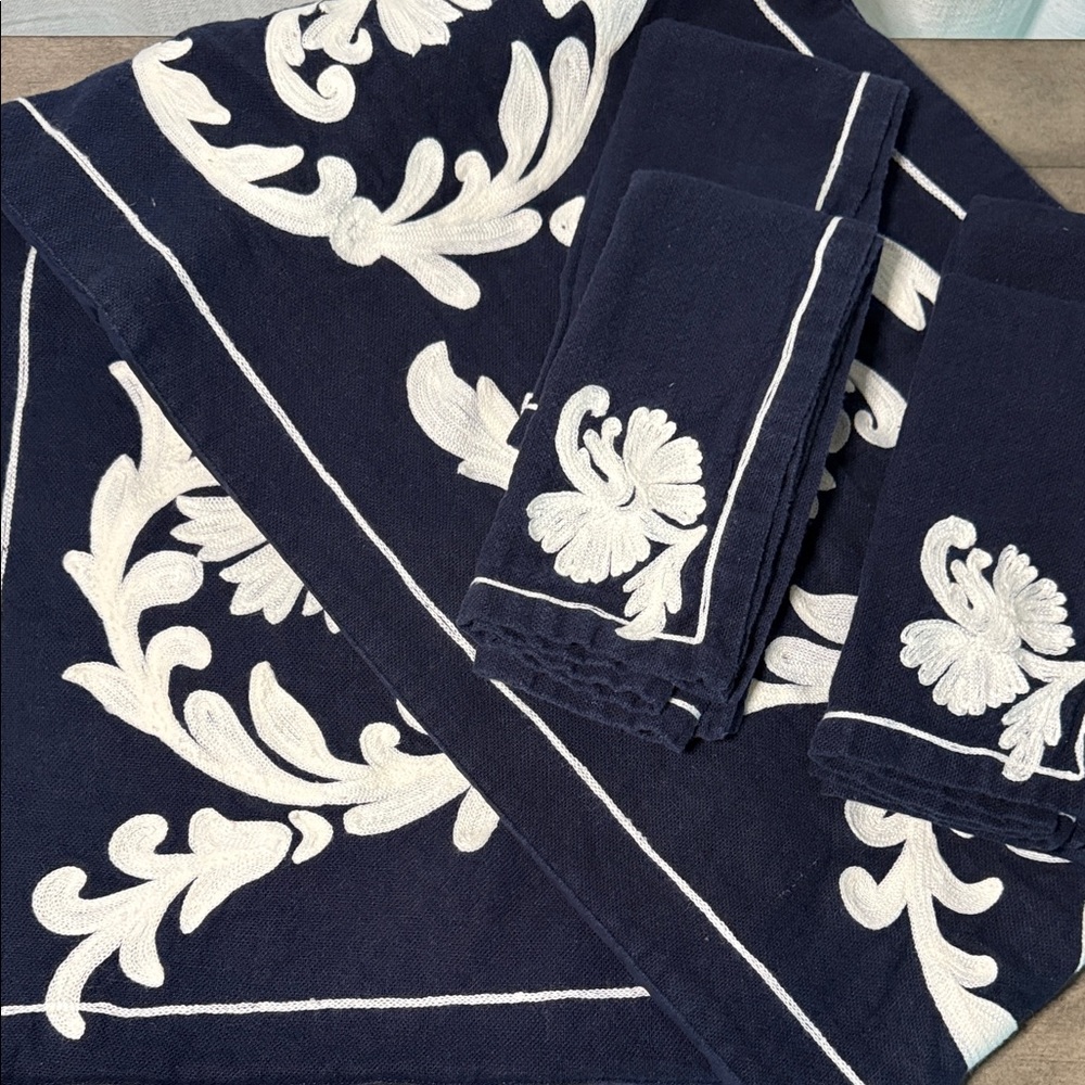 Williams Sonoma Navy and White Table runner W/4 napkins 16 X 90